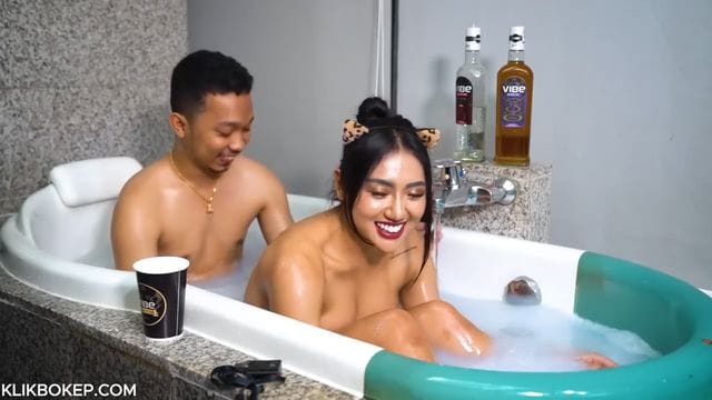 Bokep Indo Melly3gp si Manis Mandi Bareng di Bak Mandi