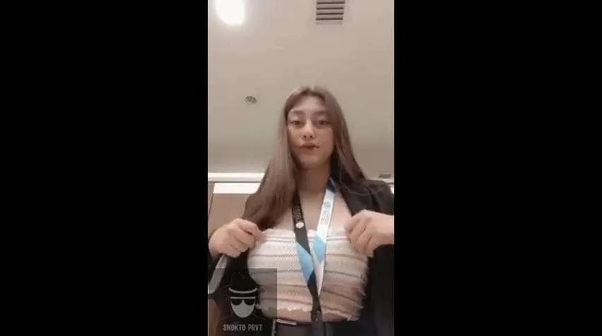 Bokep Indo Jolina Suarez Pamer Body Mulus di Toilet Kantor